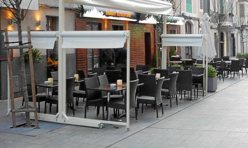 Baleares sólo dejará fumar en terrazas libres, sin las dos paredes actuales