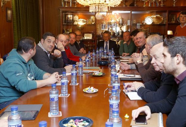 Foto de la reunión mantenida ayer publicada por El Comercio