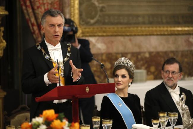 El presidente de Argentina, Mauricio Macri (i), junto a la Reina Letizia en la visita oficial a España en febrero de 2017