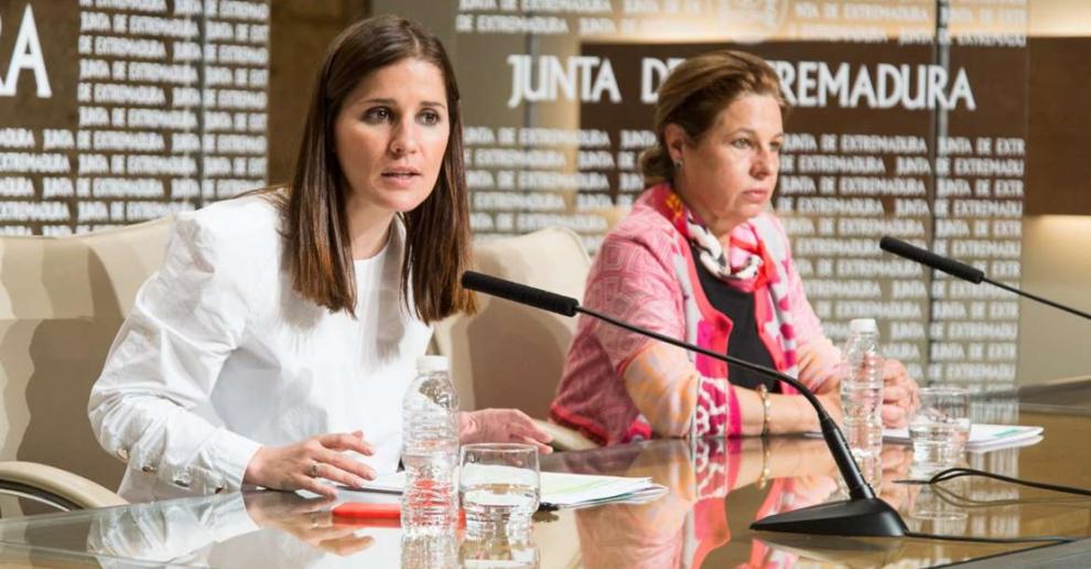 La portavoz Isabel Gil Rosiña y la consejera Pilar Blanco-Morales en la rueda de prensa posterior al Consejo de Gobierno de la Junta