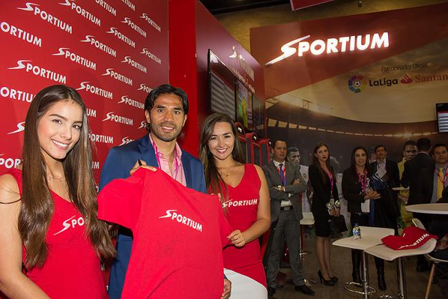 Gran éxito de Sportium en FADJA que triunfó con la presencia en su stand del futbolista Fabián Vargas
