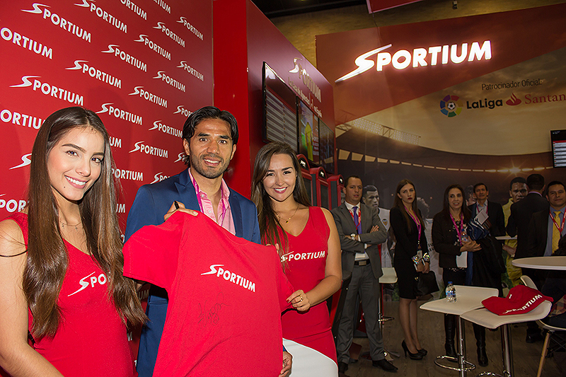Gran éxito de Sportium en FADJA que triunfó con la presencia en su stand del futbolista Fabián Vargas