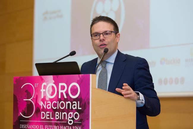 Juan Espinosa levantó cierto malestar entre los congresistas al incidir en que exiten más problemas con menores en el juego presencial que en el online