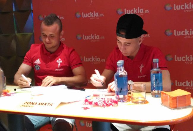 Celta de Vigo y Luckia: autógrafos de dos de las estrellas del equipo para despedir la temporada 
