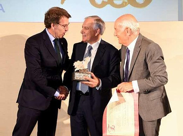 Alberto Núñez Feijóo entregando el Premio a José González Fuentes junto a Antonio Fontenla,  presidente da Confederación de Empresarios de Galicia