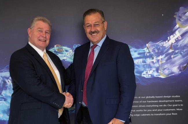 James Boje (izquierda) le da la bienvenida a Alfonso Sánchez Montalbán al equipo de Aristocrat en EMEA.