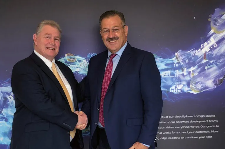 James Boje (izquierda) le da la bienvenida a Alfonso Sánchez Montalbán al equipo de Aristocrat en EMEA.