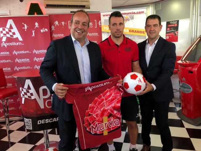 Juan Luis Segura, Gerente Apuestas de Murcia; Diego, entrenador ElPozo Murcia F.S.; y Fran Serrejón, Director Deportivo de ElPozo Murcia.