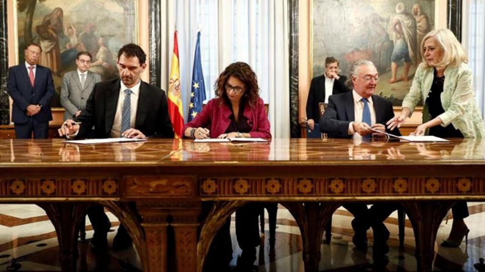 La Ministra Montero arropa al nuevo Presidente de Loterías en la firma del primer patrocinio deportivo de su etapa