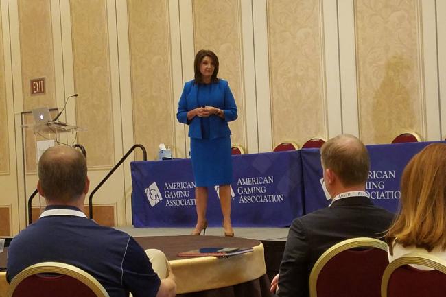 Sharon Delaney McCloud, durante el discurso de apertura de la feria G2E Las Vegas.