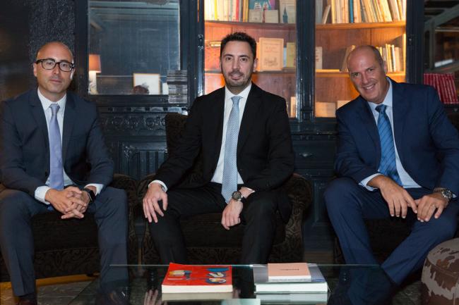 De izq a der., Joan y Enric Sanahuja, Vicepresidentes de MGA y José Antonio Giacomelli, Director de la División de Nuevas Tecnologías de MGA