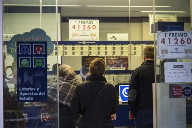 Colas para comprar décimos de Lotería. 