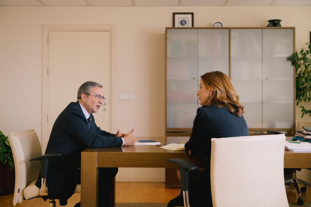 Luis Menor, con nuestra editora Jacqueline Mecinas en una reciente entrevista en el despacho del Director en Santiago de Compostela