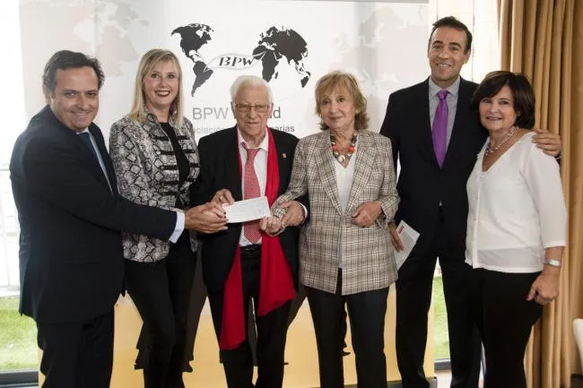 Imagen de la presentación a la prensa del proyecto financiado por ASEJU y apadrinado por el Padre Ángel