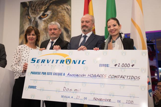 SERVITRONIC hace entrega de un cheque de 2.000€ a la asociación sin ánimo de lucro, Hogares Compartidos