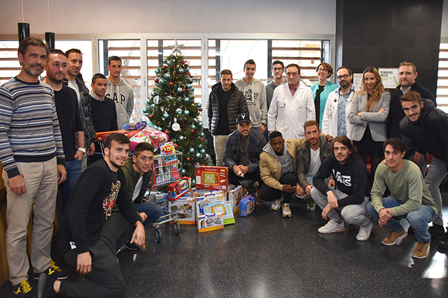 Goldenpark.es continua su tradicional visita navideña a niños hospitalizados
