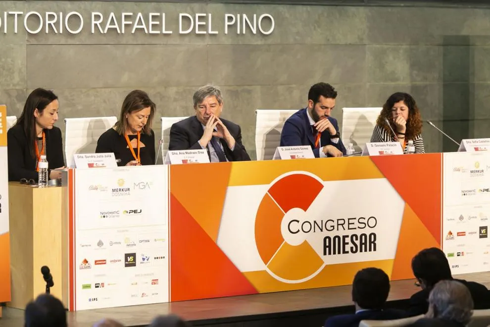 La conciliadora mesa de políticos arrancó el aplauso general tras la petición de Ciudadanos para que el juego público tenga las mismas limitaciones que el privado