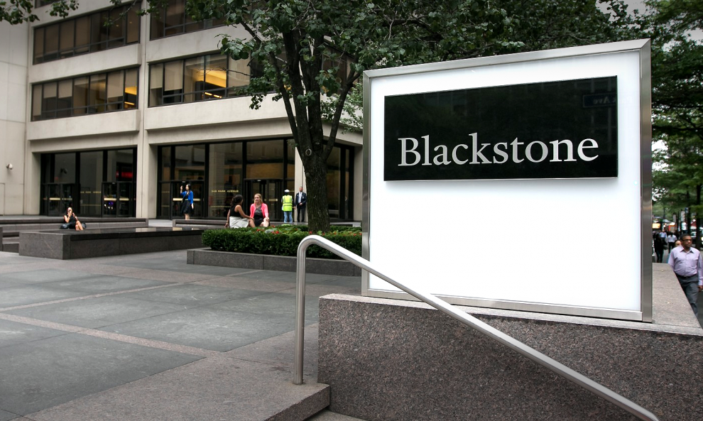 BLACKSTONE adquiere tres almacenes logísticos en Barcelona, estudia la compra de la gestora de centros comerciales Neinver e invierte en Center Parcs Europe