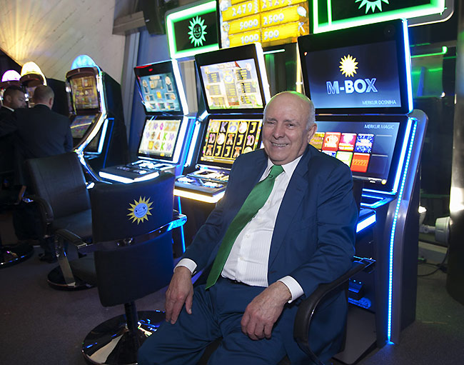 Jesús Álamo, presidente del Grupo Acrismatic, firma un acuerdo de colaboración con la pilota valenciana