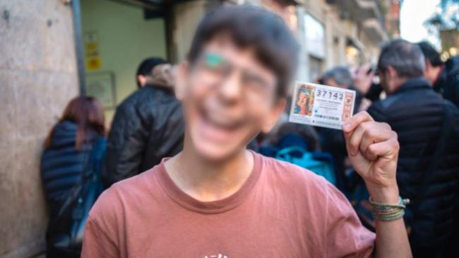 VERGÜENZA NACIONAL: 
¿Cómo era esto de no permitir jugar a menores? Con 15 años compra un décimo de 20€ y hoy ha ganado 200.000