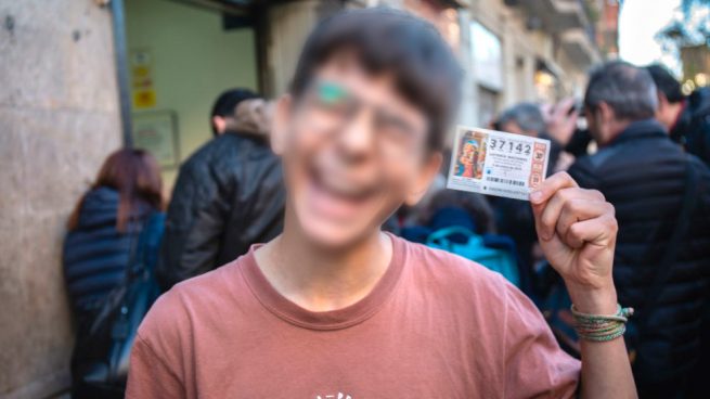 VERGÜENZA NACIONAL: ¿Cómo era esto de no permitir jugar a menores? Con 15 años compra un décimo de 20€ y hoy ha ganado 200.000