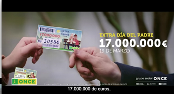 .... Y una joven hija da un cupón al padre, el nuevo anuncio de la ONCE