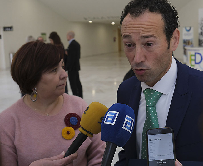 El Consejero de la Presidencia, Guillermo Martínez, y la Directora de Interior, María Pilar Alonso demuestran que Asturias tiene la ley más avanzada en juego