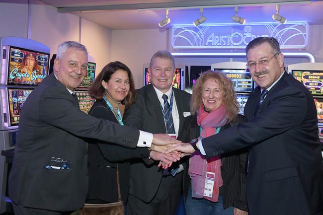 Aristocrat y Grupo Vid celebraron un nuevo contrato de distribución exclusiva en ICE 2019. En la foto de izquierda a derecha: José Muyo (Delegado Comercial - Aristocrat España), Pilar Mancilla (Directora Comercial – Grupo Vid), James Boje (Director Genera