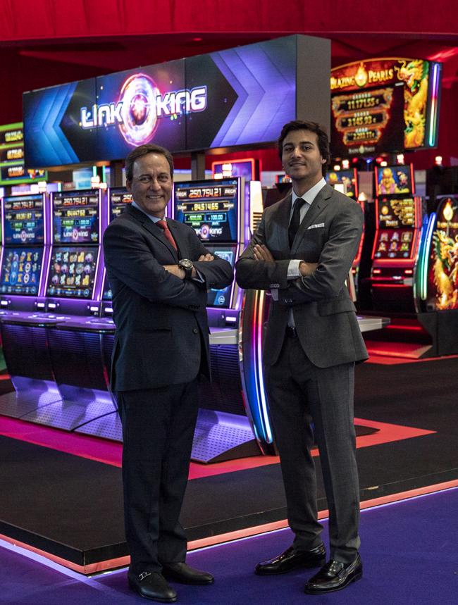 VER MÁS FOTOS DE ZITRO EN LONDRES
y
Recordamos nuestra entrevista en vídeo de éxito mundial con JOHNNY ORTIZ