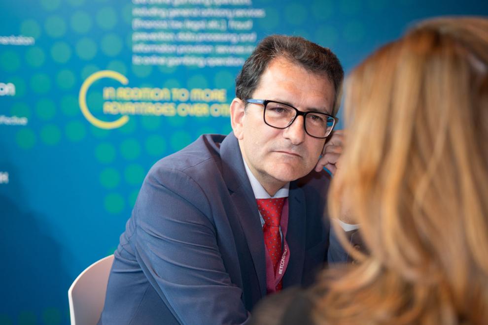 ENTREVISTA EXCLUSIVA, con Emilio Fernández, Dtor de Tributos 
Resolviendo todas las dudas sobre las condiciones para establecerse en CEUTA