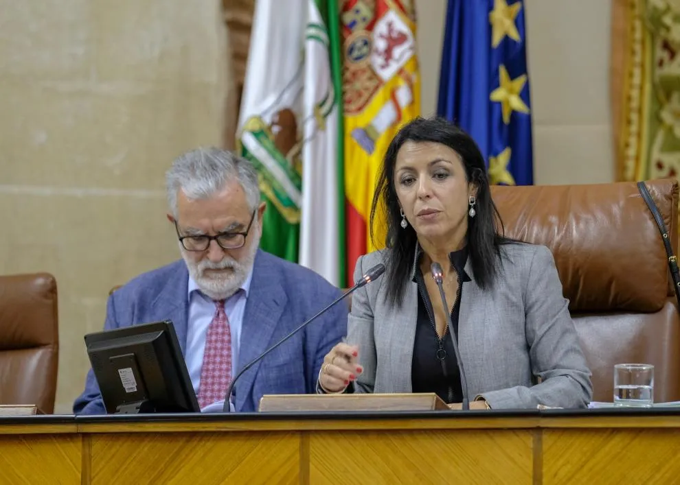 La presidenta del Parlamento, Marta Bosquet, acompañada por el Letrado Mayor, Vicente Perea