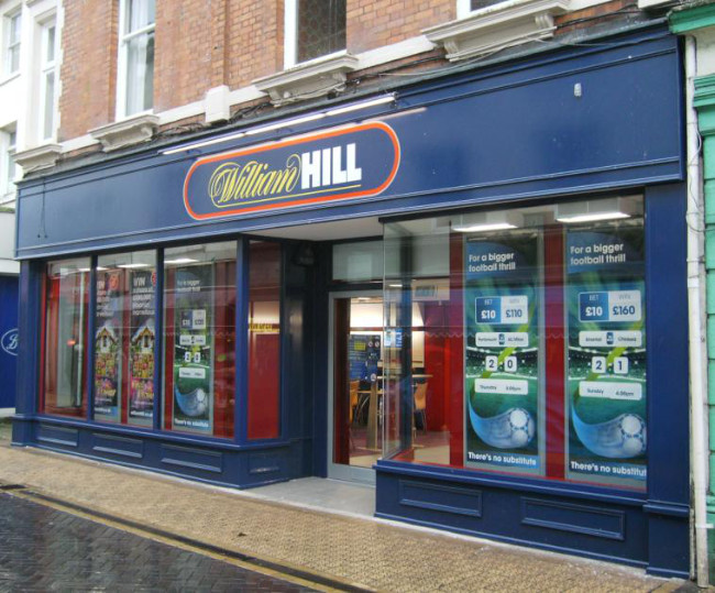William Hill prevé cerrar hasta 700 salones de apuestas en Reino Unido