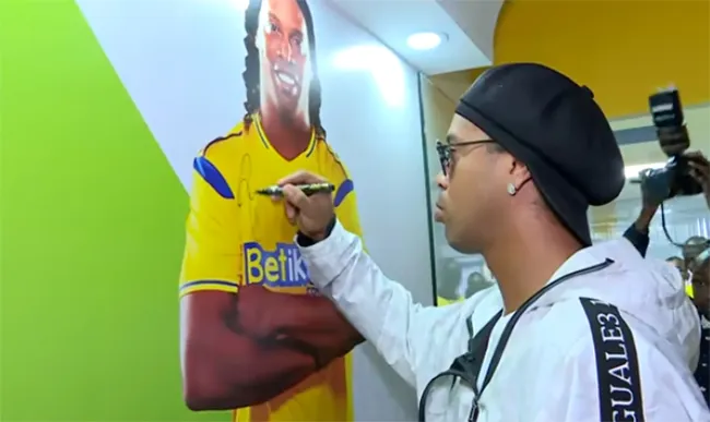 VÍDEO: Así es BETIKA con Ronaldinho como embajador de marca