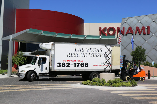 Konami realiza una generosa donación de agua para paliar las consecuencias de la ola de calor que afecta a Las Vegas