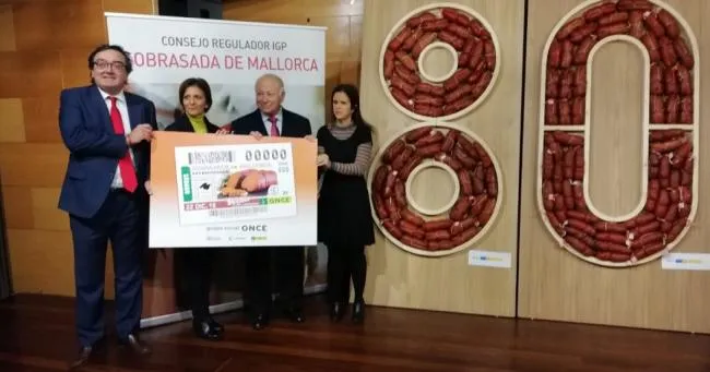 La ONCE en Mallorca en un reciente acto flanqueando unos chorizos