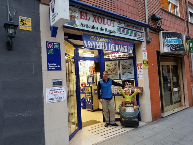 Una administración de la plaza España, en Avilés, con una atracción infantil a la puerta (imagínense algo así en un local del juego privado)