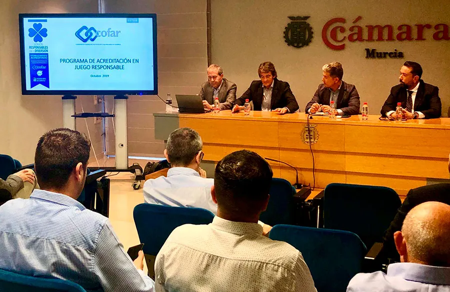 Los representes de FEMURE y COFAR han presentado el sello en la Cámara de Comercio de Murcia