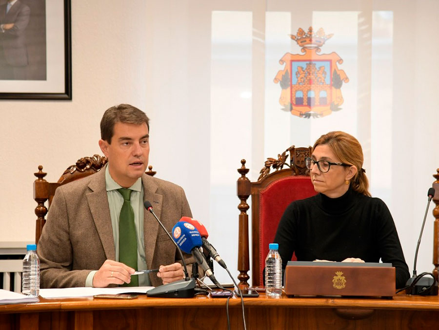 El consejero de la Presidencia, Ángel Ibáñez, presenta el XVI Congreso del Juego de Castilla y León en Aranda de Duero, junto a la alcaldesa, Raquel González