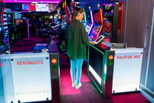 Entrada a uno de los salones de juego de Golden Park con el sistema MGA Access Bio