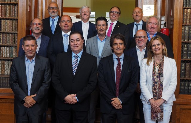 Foto la Junta Directiva con Natàlia Caba Serra, Directora General de Tributos y Juego de la Generalitat de Cataluny
