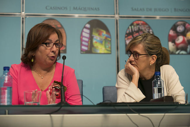 Natalia Caba i Serra y Pilar Alonso alaban ante el público del Congreso de Juego la iniciativa de COFAR en Juego Responsable