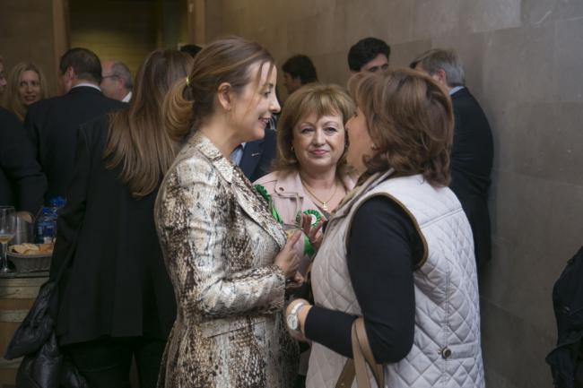 Nuestra editora Jacqueline Mecinas con Elena Esteban y Guadalupe Cuadrado de Cáritas Aranda en la entrega de Premios 