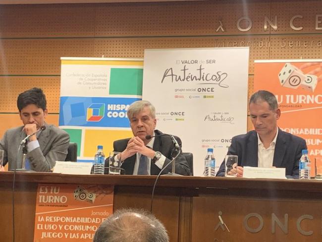 Nelson Castro en el centro, del Ministerio de Sanidad y Consumo