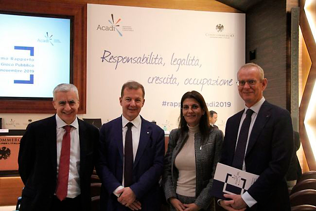 Olga Rodrigo y Jaime Estalella, en la presentación en Roma del primer informe de la Asociación de Distribuidores de Juegos Públicos en Italia