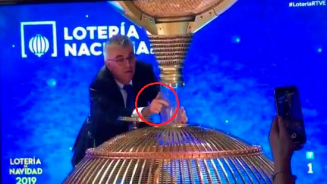 Operario manipulando las bolas durante el sorteo del 22 de diciembre