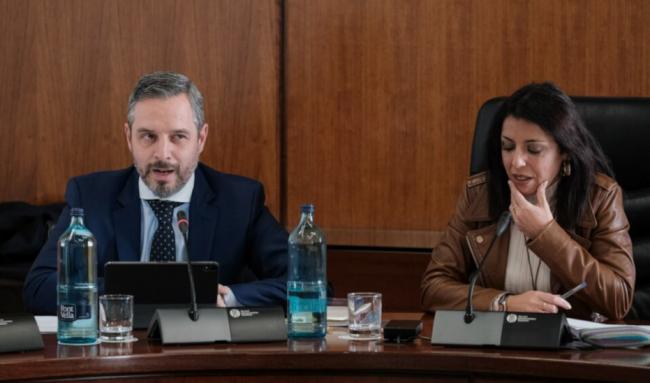 El consejero Juan Bravo interviene en la Diputación Permanente del Parlamento andaluz.