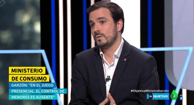 Un fotograma de la entrevista de ayer, donde el ministro Alberto Garzón olvida o desconoce las medidas de control impuestas en la Comunidades Autónomas.