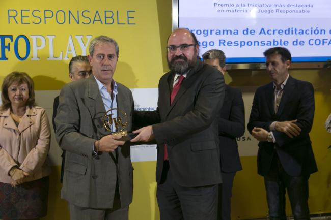 José Sánchez Fayos, Secretario General de COFAR, recogiendo el premio al Juego Responsable en la pasada edición