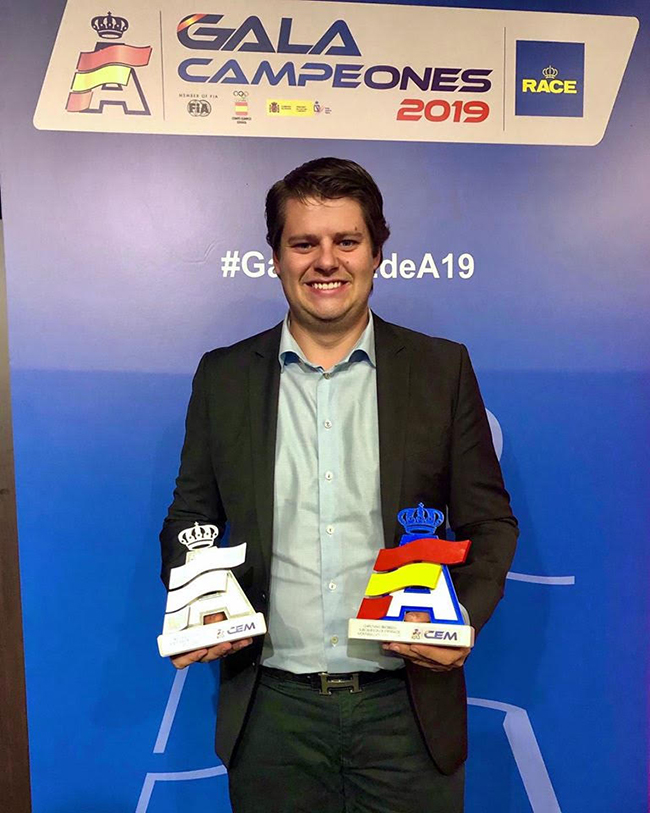 Piloto del Equipo con los premios 2019