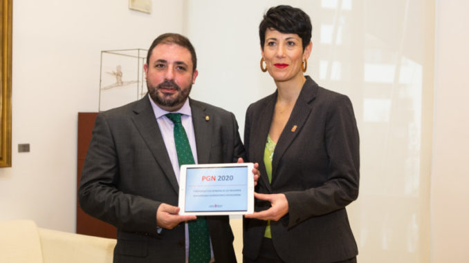 El Presidente del Parlamento de Navarra, Unai Hualde y la Consejera de Economía y Hacienda del Gobierno de Navarra, Elma Saiz con el proyecto